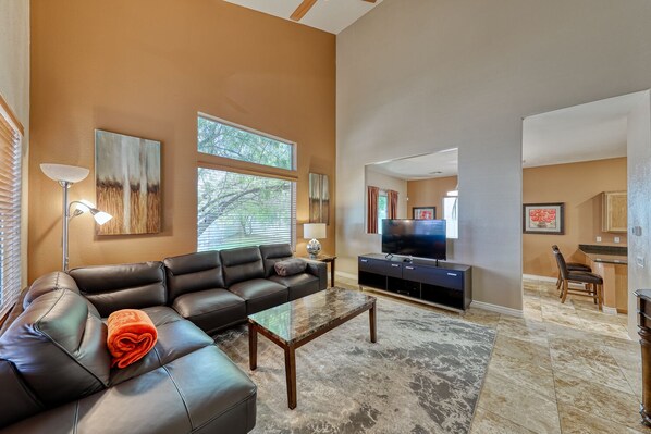 スマートテレビ、DVD プレーヤー、書庫、ステレオ