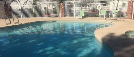 Utomhuspool och uppvärmd pool