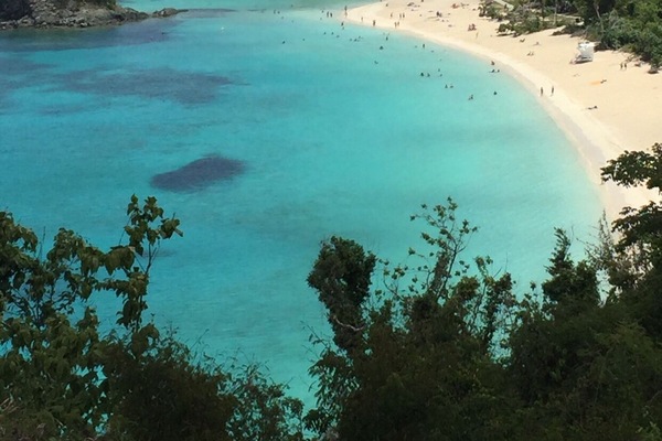 En la playa, camastros y toallas de playa
