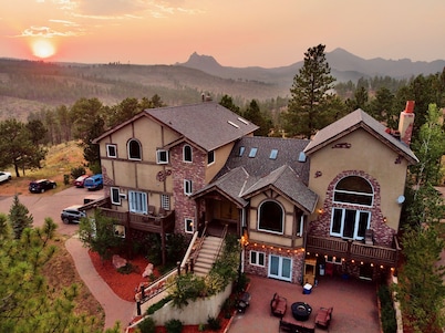 Majestic Lodge only 22 miles from the base of Pike's Peak