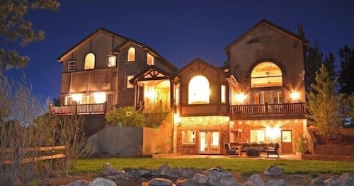 Majestic Lodge only 22 miles from the base of Pike's Peak