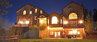 Majestic Lodge only 22 miles from the base of Pike's Peak