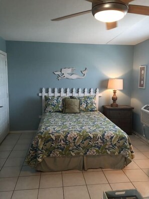 Tabla de planchar con plancha, wifi gratis y ropa de cama 