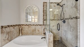 Combined shower/tub, hair dryer, towels