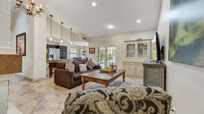 Smart TV, chimenea, tenis de mesa y libros 