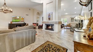 Smart TV, chimenea, tenis de mesa y libros 