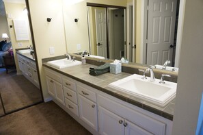 Combined shower/bathtub, hair dryer, towels, soap