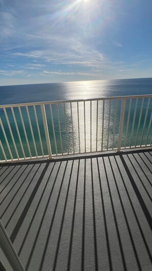 Property grounds - Luxury Beachfront Unit, Sleeps 6, Walk to Pier Park, Snowbirds Welcome! (Panama City Beach)