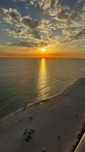 On the beach - Luxury Beachfront Unit, Sleeps 6, Walk to Pier Park, Snowbirds Welcome! (Panama City Beach)