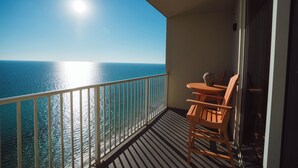 Ein Balkon mit Meerblick, einem Tisch und zwei Stühlen.