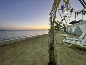 Ubicación a pie de playa, tumbonas y toallas de playa