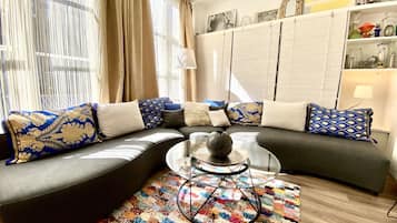 Een smart-tv, een dvd-speler, boeken en een filmbibliotheek