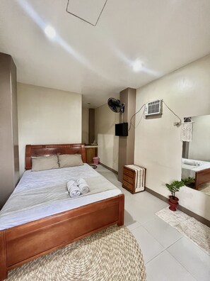 Muebles diferentes, escritorio y espacio para trabajar con laptop