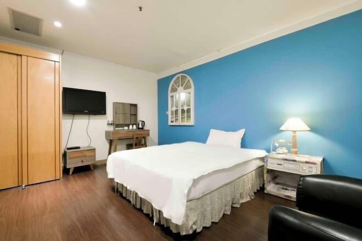 Desk, blackout curtains, soundproofing, free WiFi