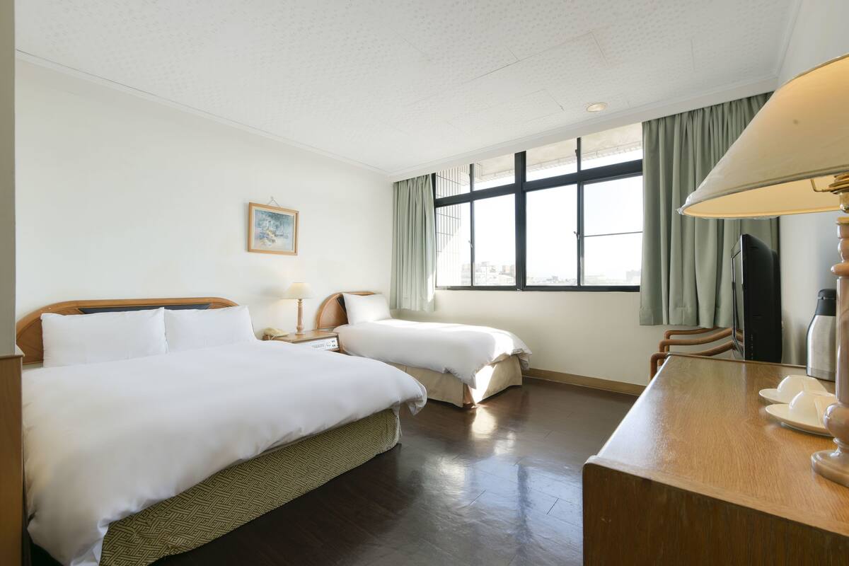 Superior Triple Room, 1 Bedroom | Desk, blackout drapes, soundproofing, WiFi (free)