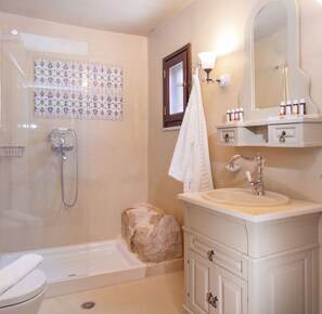 Shower, designer toiletries, hair dryer, bathrobes - Villa dei Ciottoli (Rhodes)