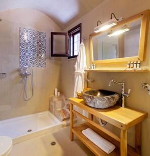 Regadera, amenidades de baño de diseñador, secadora de cabello, batas