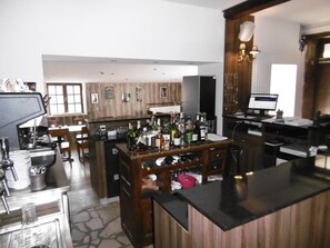 Déjeuner et dîner servis sur place, spécialités Cuisine française