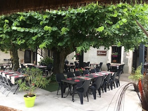 Der serveres frokost og aftensmad