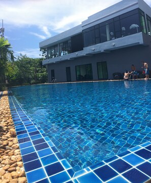 สระว่ายน้ำกลางแจ้ง