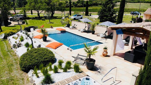 A pool area with a hot tub, lounge chairs, and a pergola. - La Bastide des Bourguets (Sault)