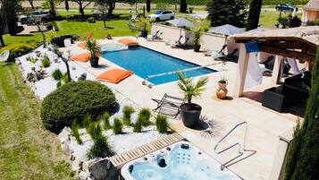 Alberca al aire libre por temporada y sombrillas en la alberca