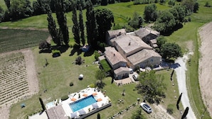 An aerial view of a large estate with a swimming pool, multiple buildings, and surrounding fields. - La Bastide des Bourguets (Sault)