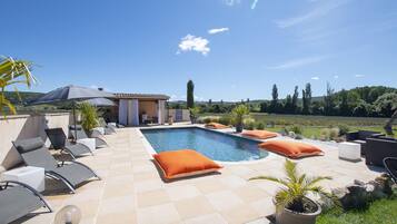 Piscine extérieure (ouverte en saison), parasols de plage