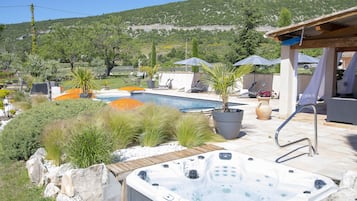 Sæsonbestemt udendørs pool, parasoller, liggestole