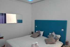 Deluxe appartement, 1 slaapkamer, en-suite badkamer, uitzicht op zee | Hypoallergeen beddengoed, een minibar, individueel gedecoreerd