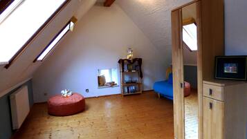 3 bedrooms, desk, iron/ironing board, free WiFi