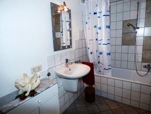 Huis, 3 slaapkamers | Badkamer | Een bad, een haardroger, handdoeken