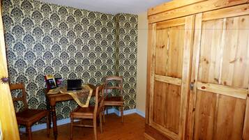 House, 3 Bedrooms | Living area | Flat-screen TV, fireplace