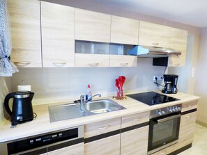 Comfort House, 3 Bedrooms | Private kitchen - Relaxen im alten Winzerhaus (Rech)