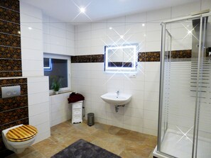 Comfort huis, 3 slaapkamers | Badkamer | Een aparte badkuip en douche, een diep bad, een haardroger, handdoeken