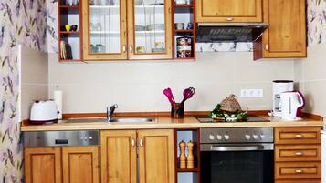 Appart'hôtel Luxe, 2 chambres | Cuisine privée | Réfrigérateur, micro-ondes, four, plaque de cuisson