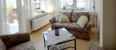 Luxe appartement, 2 slaapkamers | Woonkamer | Een flatscreentelevisie