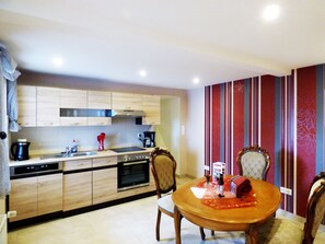 Luxury Condo, 1 Bedroom | Private kitchen | Fridge, microwave, oven, stovetop - Relaxen im alten Winzerhaus Fewo EG (Rech)