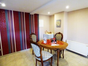 Luxury Condo, 1 Bedroom | In-room dining - Relaxen im alten Winzerhaus Fewo EG (Rech)