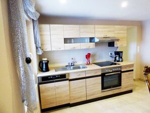 Luxury Condo, 1 Bedroom | Private kitchen | Fridge, microwave, oven, stovetop - Relaxen im alten Winzerhaus Fewo EG (Rech)