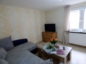 Luxury Condo, 1 Bedroom | Living room | Flat-screen TV - Relaxen im alten Winzerhaus Fewo EG (Rech)