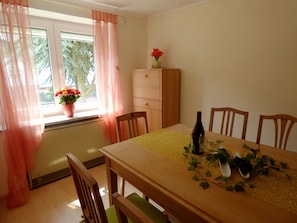 Comfort Townhome | In-room dining