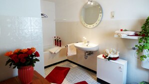 A bathroom with a sink, mirror, and a shower area. - Relaxen im gemütlichen Eifelhaus (Kesseling)