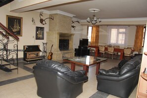 Lobby sitting area - Rafael Hostel (Yerevan)