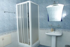 Dobbeltrom – basic, 1 dobbeltseng | Dusj på badet