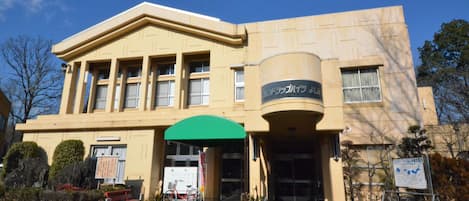 Vista frontal de la propiedad