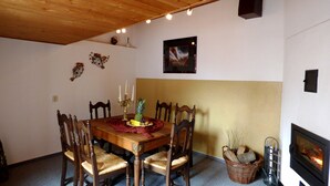 Casa Confort, 3 habitaciones | Servicio de comidas en la habitación