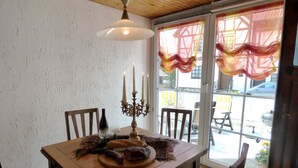 Casa Confort, 3 habitaciones | Servicio de comidas en la habitación
