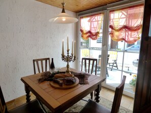 Casa conforto, 3 quartos | Opções para refeição no quarto