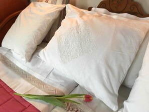 Ropa de cama de alta calidad, escritorio y cortinas blackout 